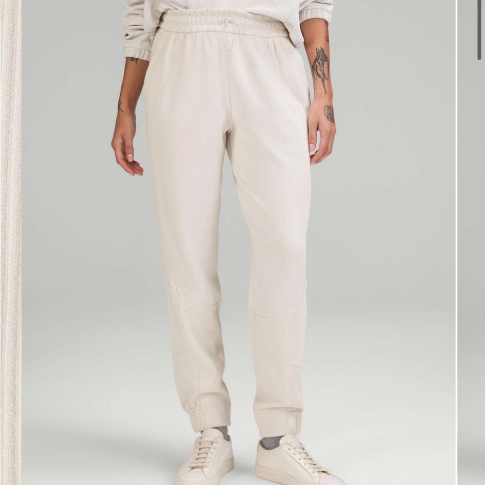 Lululemon softstreme ribbed jogger sweatpants in white opal

Never worn, size 0